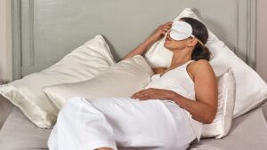 Holistic Silk White pure silk pillowcases perfect to prevent frizz and soothe your skin.