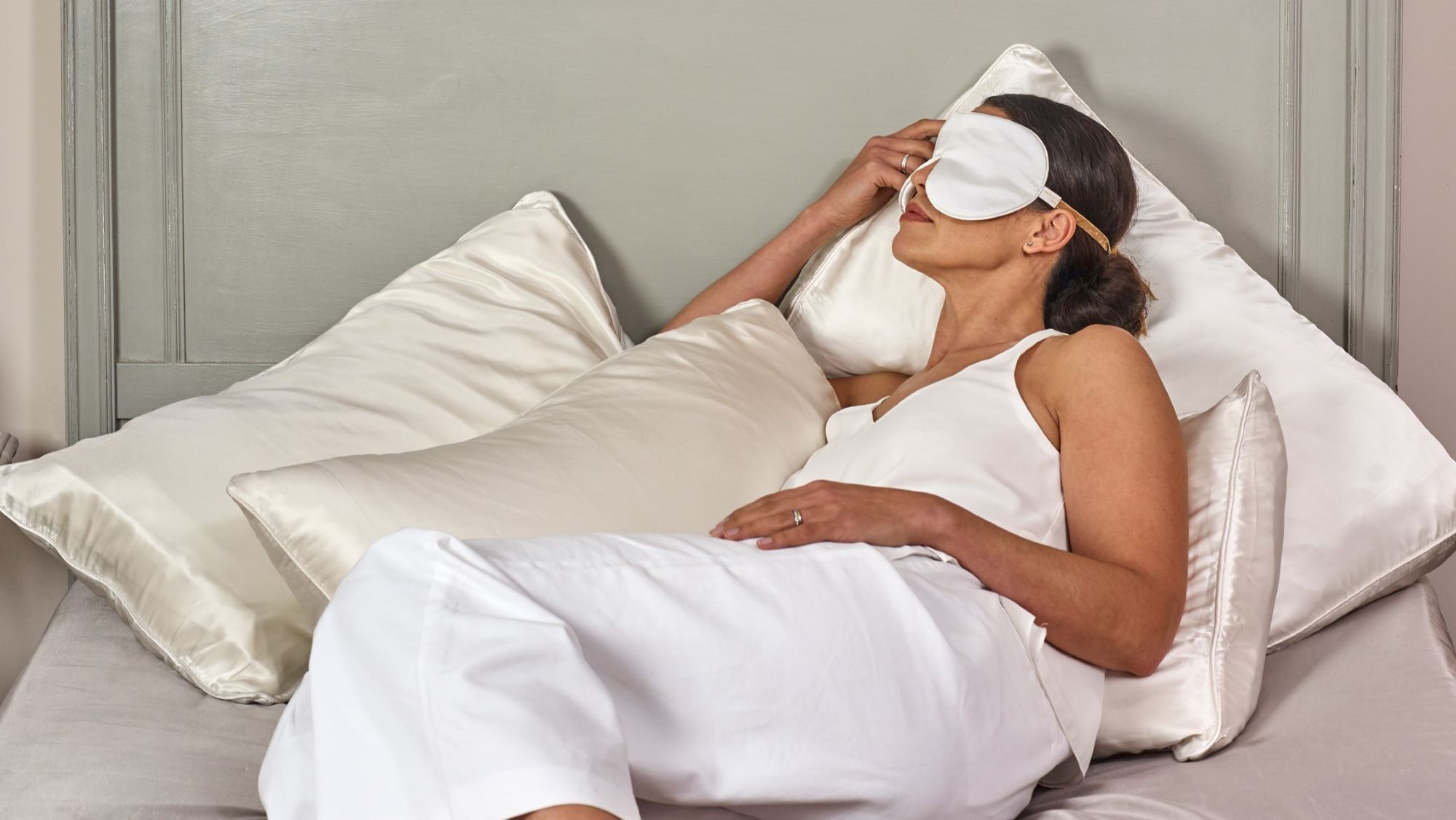 Holistic Silk White pure silk pillowcases perfect to prevent frizz and soothe your skin.