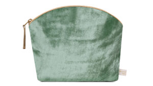 An elegant Lavender make up bag in a stunning JadeSilk Velvet. Perfectly sized for carrying your everyday makeup essentials it features an illuminating gold waterproof lining and hidden Lavender flower filling.