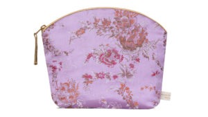An elegant Lavender make up bag in a delicate Lilac Brocade. Perfectly sized for carrying your everyday makeup essentials it features an illuminating gold waterproof lining and hidden Lavender flower filling.
