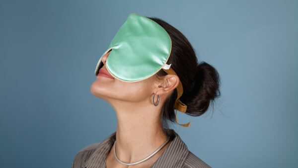 A super-sized Deluxe Silk sleep mask. Toatlly light blocking to bring deep restorative sleep. Featuring Holistic Silks iconic honey piping and a subtle, natural Lavender flower filling to further promote relaxation.
