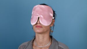 A super-sized Deluxe Silk sleep mask. Toatlly light blocking to bring deep restorative sleep. Featuring Holistic Silks iconic honey piping and a subtle, natural Lavender flower filling to further promote relaxation.