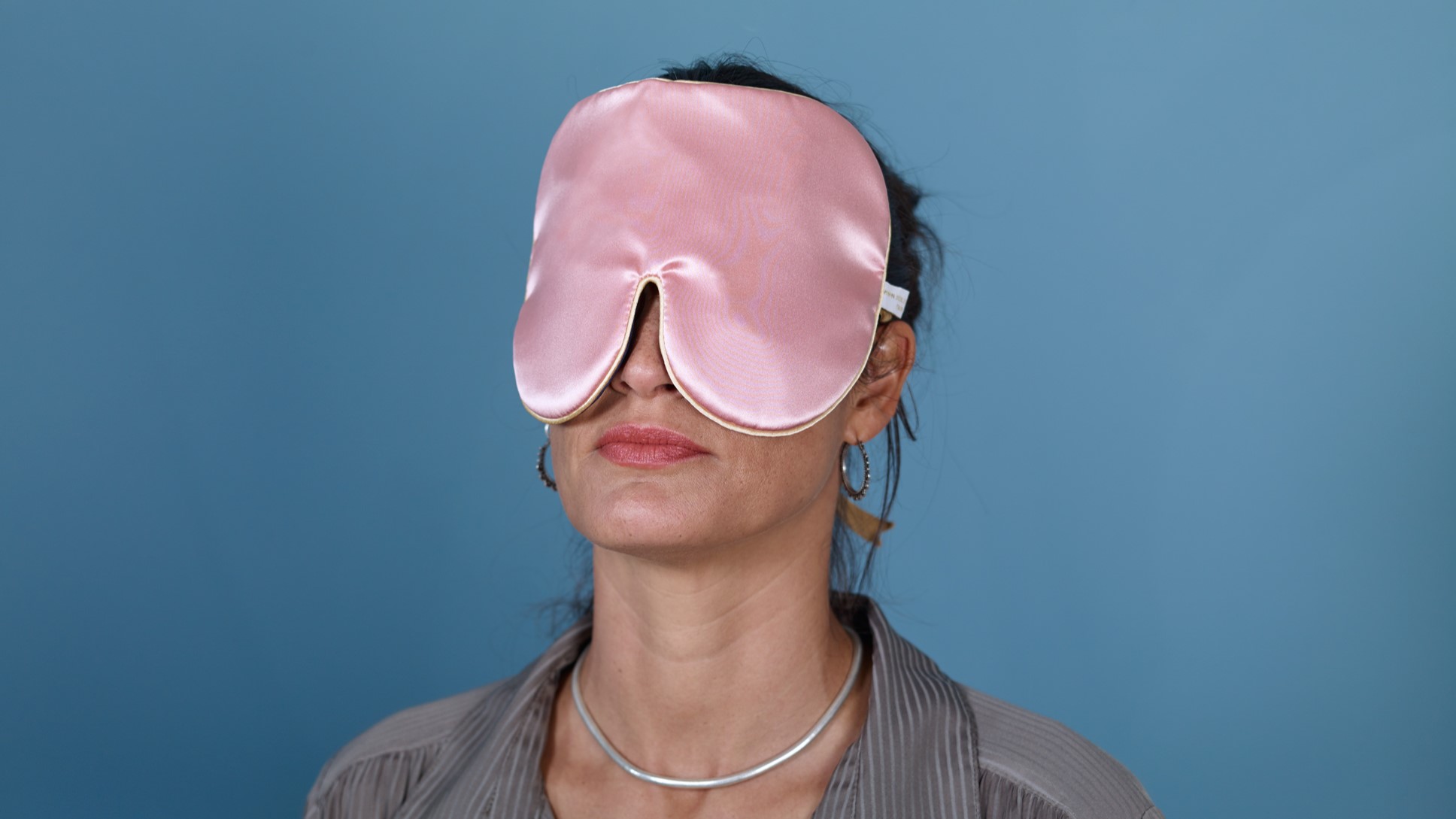 A super-sized Deluxe Silk sleep mask. Toatlly light blocking to bring deep restorative sleep. Featuring Holistic Silks iconic honey piping and a subtle, natural Lavender flower filling to further promote relaxation.